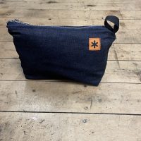 THE ZIPPED POUCH DENIM