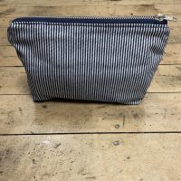 THE ZIPPED POUCH STRIPE